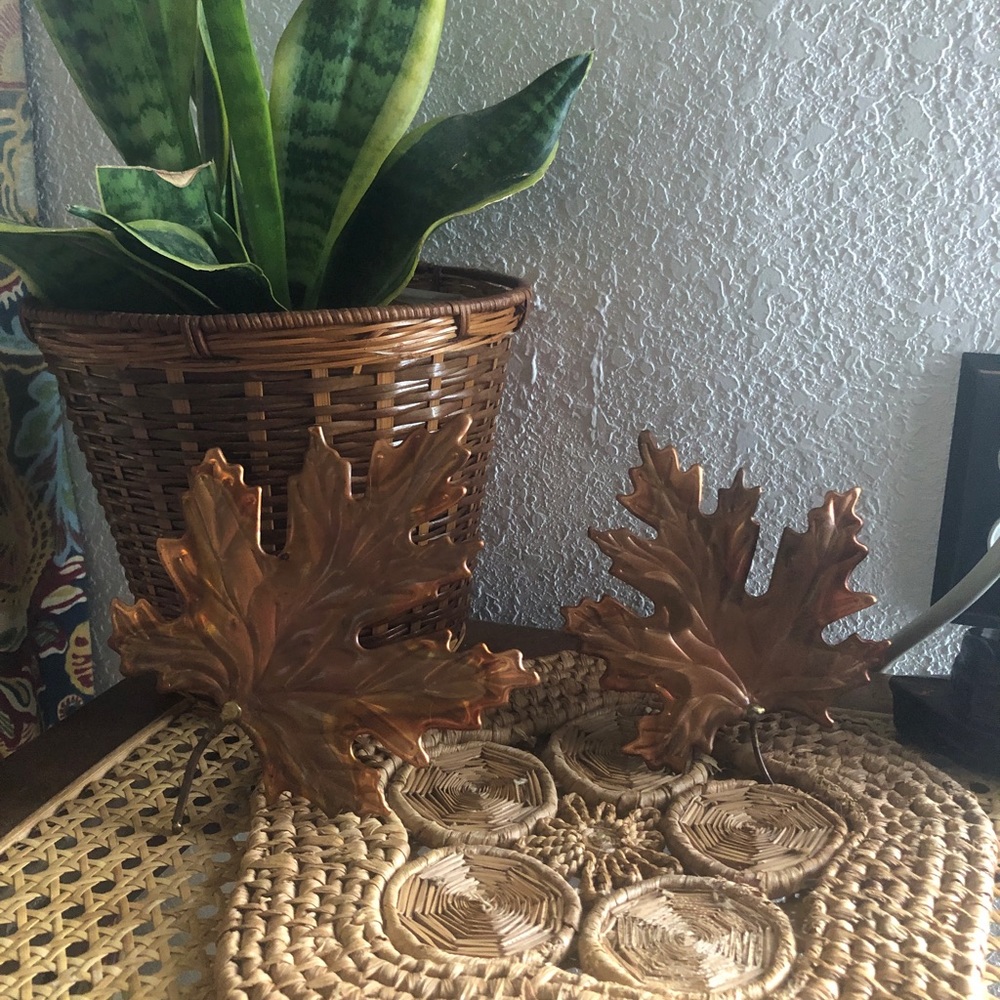 Pair of Detailed Brass Maple Wall Leaves - Picture 5 of 13